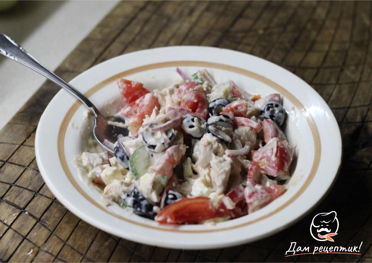 Салат с куриным филе и овощами – это вкусный микс аппетитных ингредиентов, приправленный яркой пикантной заправкой. Вся фишка в соусе!