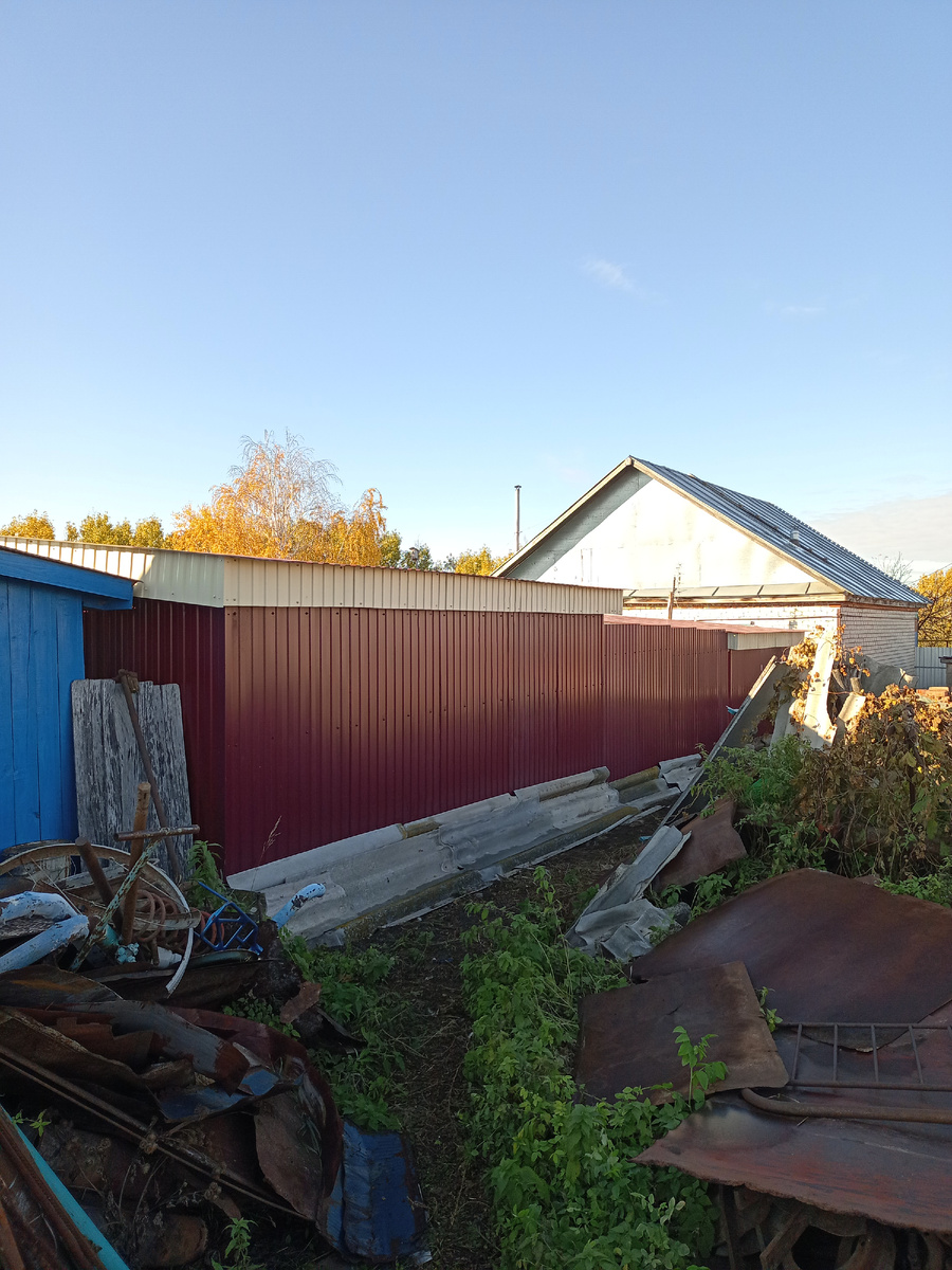 Что ближе - мастерская, в конце - погреб. Вид сзади