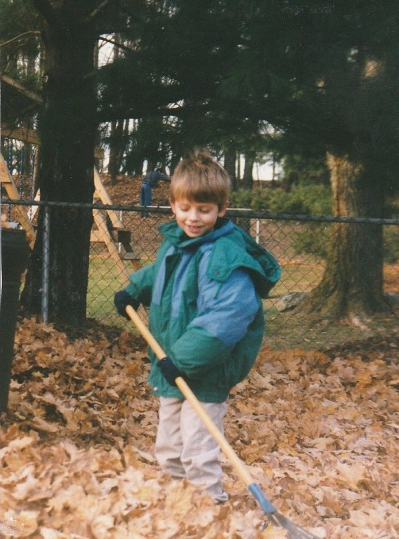 Мы с Акимом подрабатываем - подметаем листья