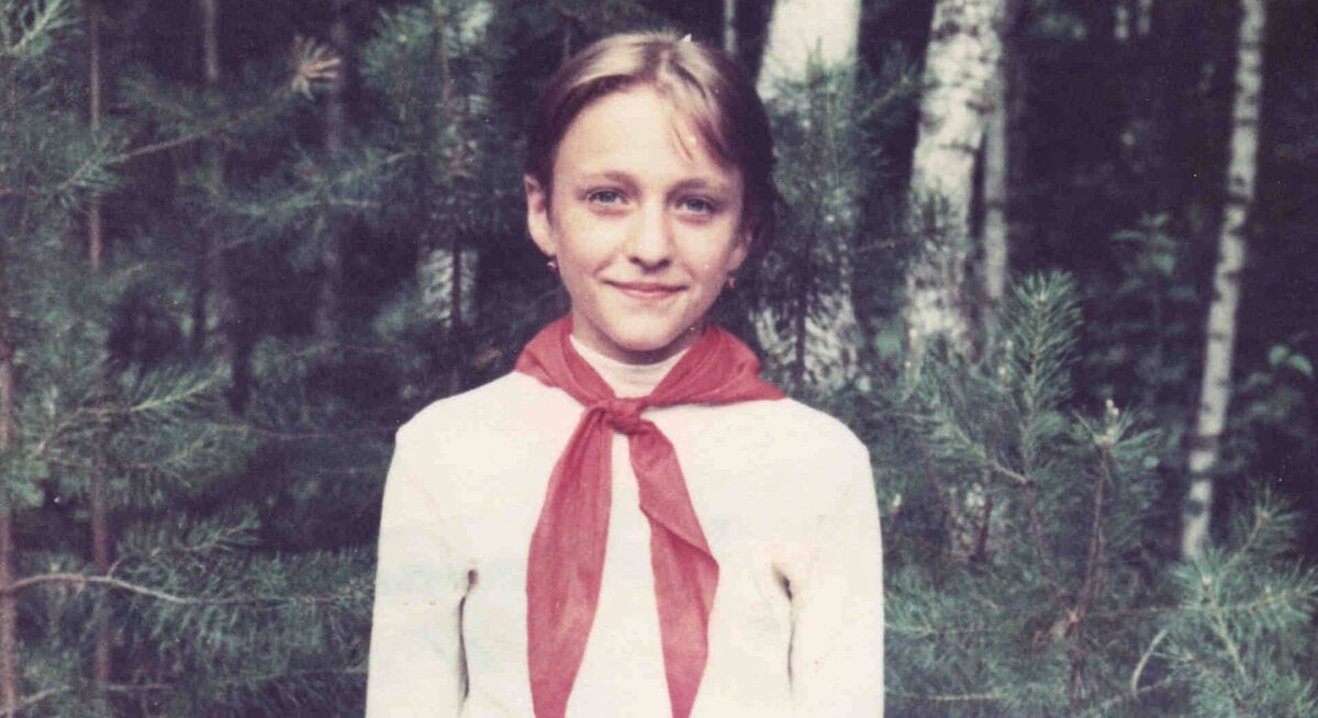 Пионерское детство автора, несмотря на запреты классного руководителя, прошло в серёжках.  Фото из семейного архива