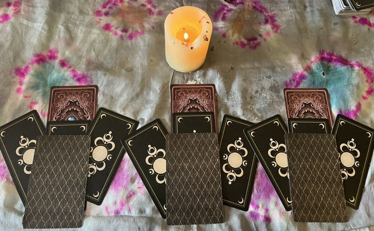 🔮Приветствую вас на своём новом канале ! Давайте приступим . Поднимите левую руку ладонью вниз над фото и сконцентрируйтесь на вопросе , подержите ладонь над каждой картой. Та , что «позовёт», та и ваша 🎴
