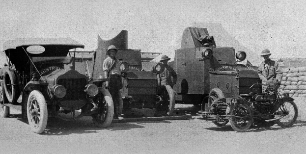 1st Armoured Car Battery. в полном составе слева-направо - тендер Минерва, броневики Мерседес и Даймлер и пулемётовоз Нью-Хадсон в Египте на базе Минья 