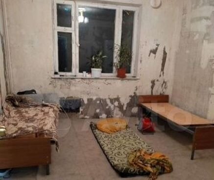 Спать придется на полу или кушетке.