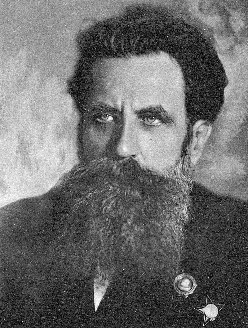 О́тто Ю́льевич Шмидт (18 [30] сентября 1891, Могилёв — 7 сентября 1956, Москва) — советский математик, географ, геофизик, астроном, организатор книгоиздания и реформы системы образования. Исследователь Памира (1928), исследователь Севера - Википедия