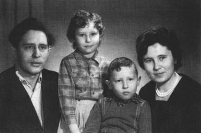 Очерк // На фото: Семья Льва Феоктистова. 60-е годы ХХ века