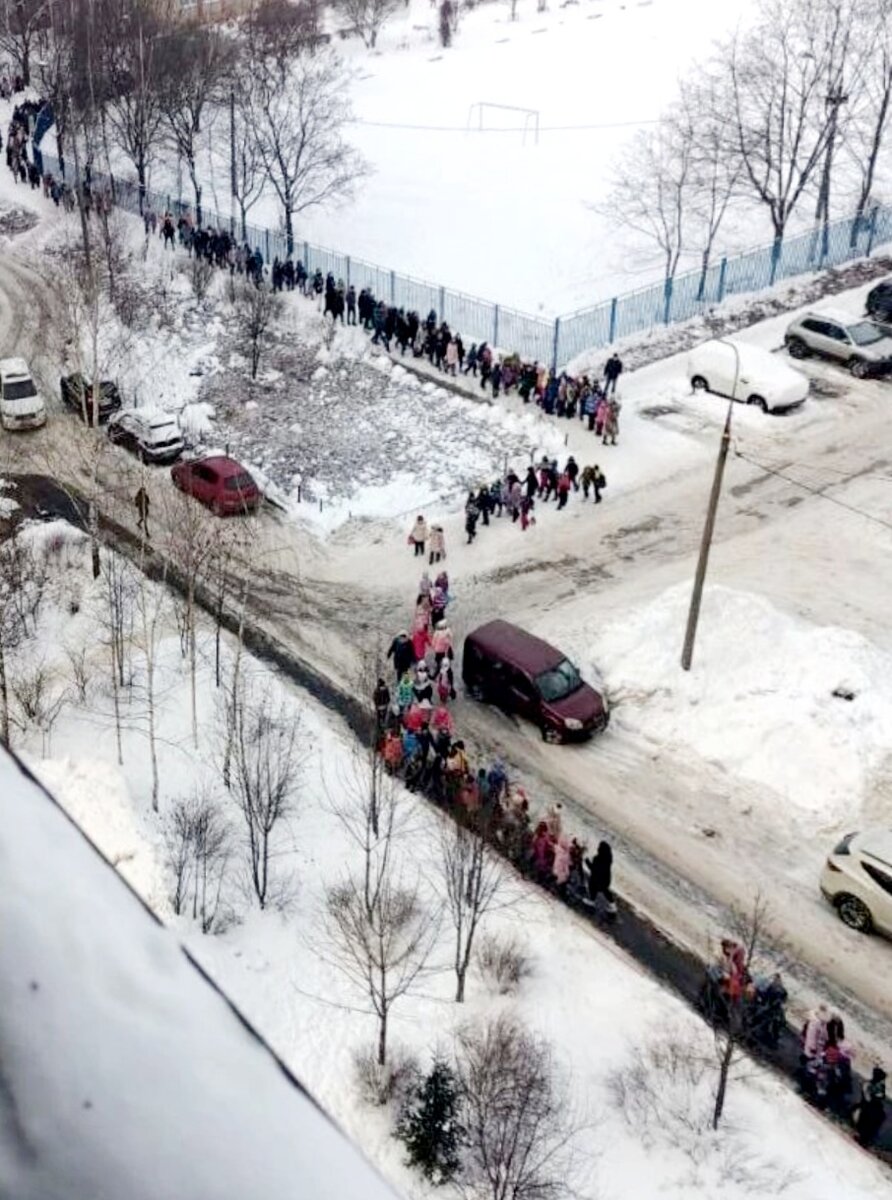 Вереница эвакуированных детей