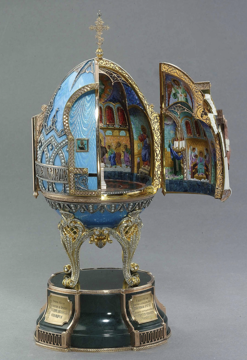 Здесь галерея - ЛИСТАЙТЕ. Пасхальное яйцо "Собор Спаса на крови - интерьер". Убранство создано с помощью драгоценных камней, украшающих внутренне убранство в технике флорентийской мозаики. Бюст императора Александра II выполнен из дымчатого кварца. 