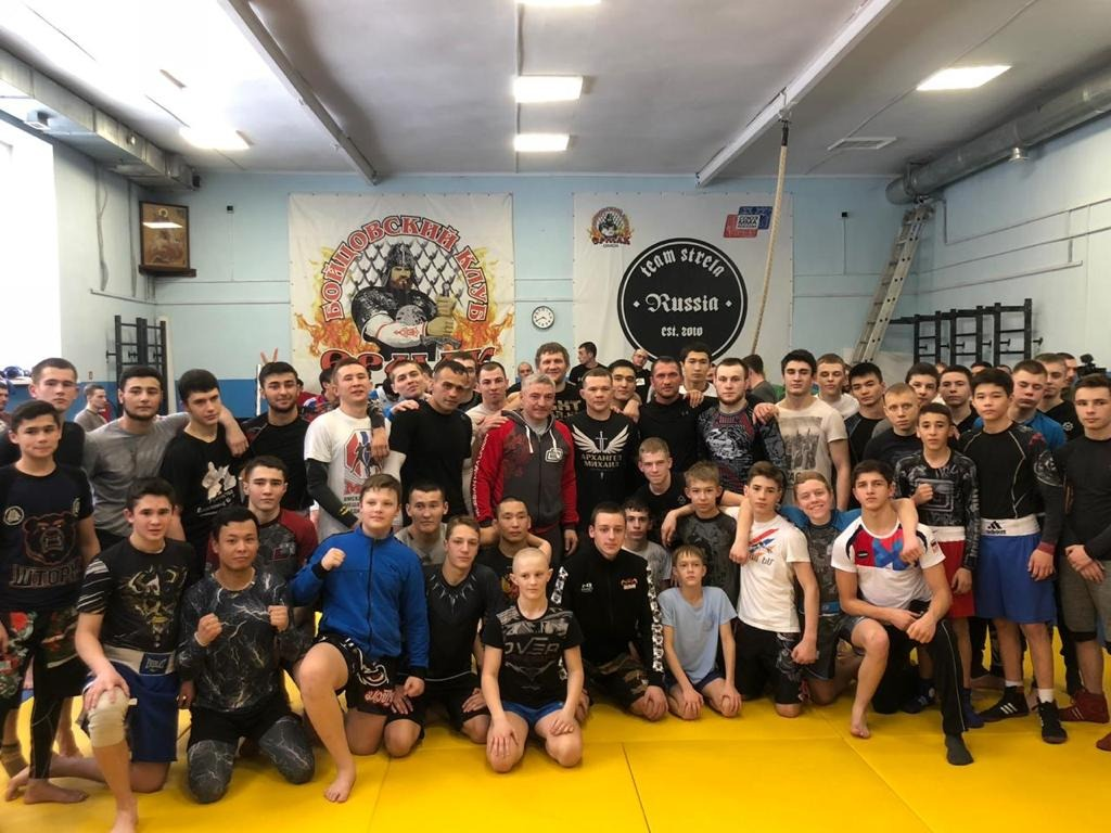 клуб "Ермак" навестил давний друг, чемпион UFC Петр Ян, проливший в этом зале немало пота. 