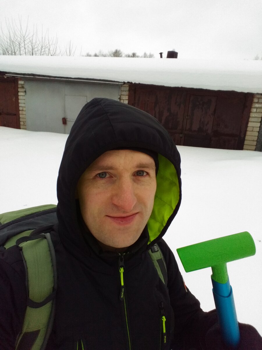 Лопата. Крыша. Снег.