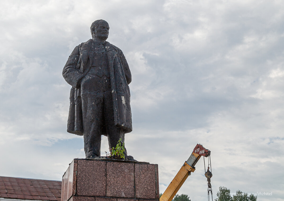 Ленин на главной площади города