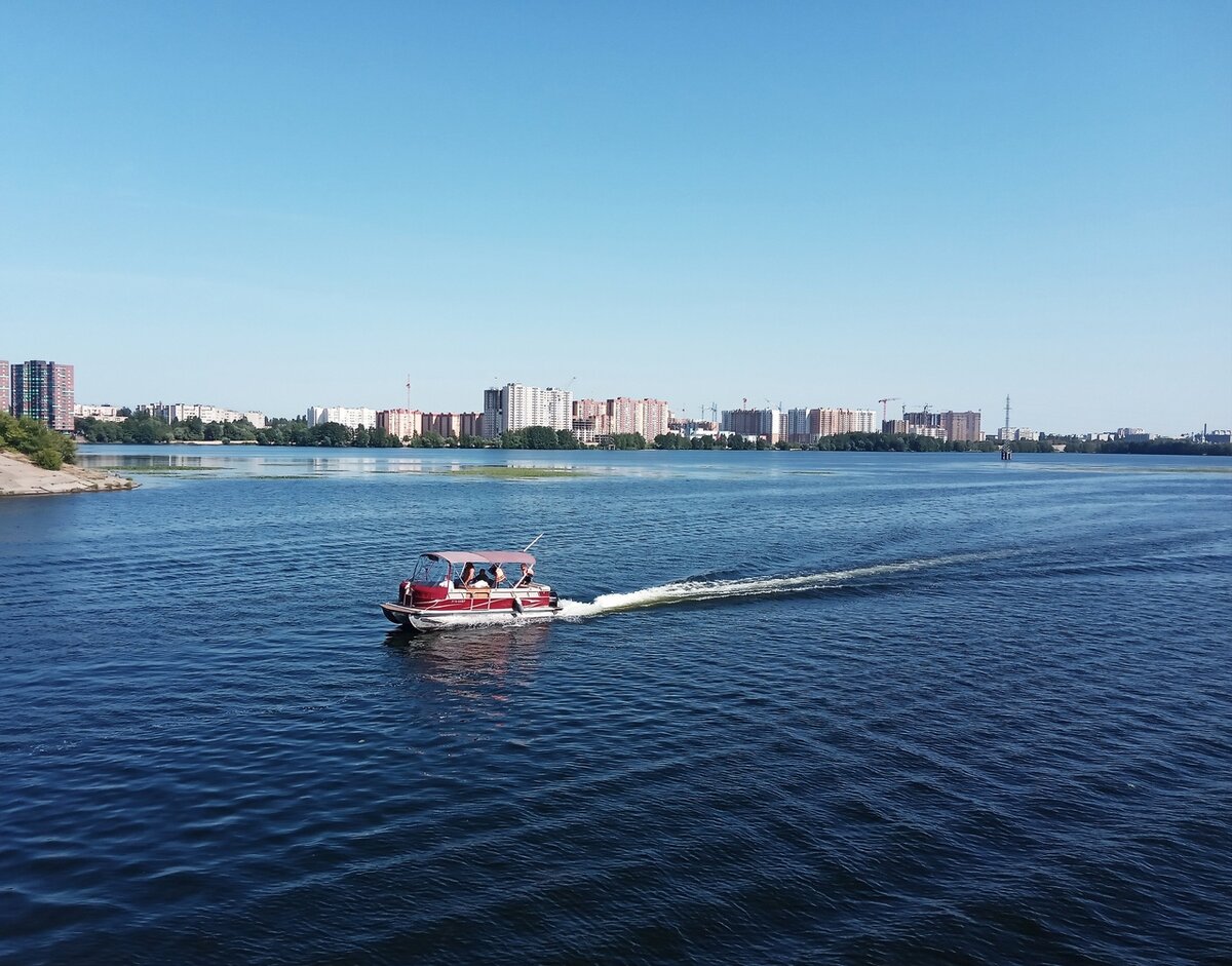 Речной транспорт на водохранке носит чисто развлекательный характер