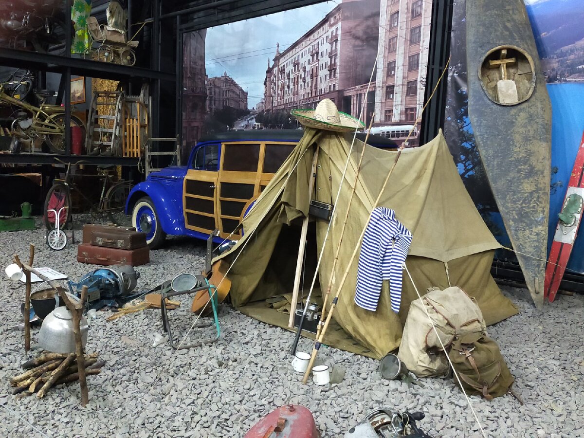 Полежать в Палатке, сыграть на гитаре у «Костра», узнать что брали с собой в Рюкзак, посидеть в лодке и на раскладных стульях...