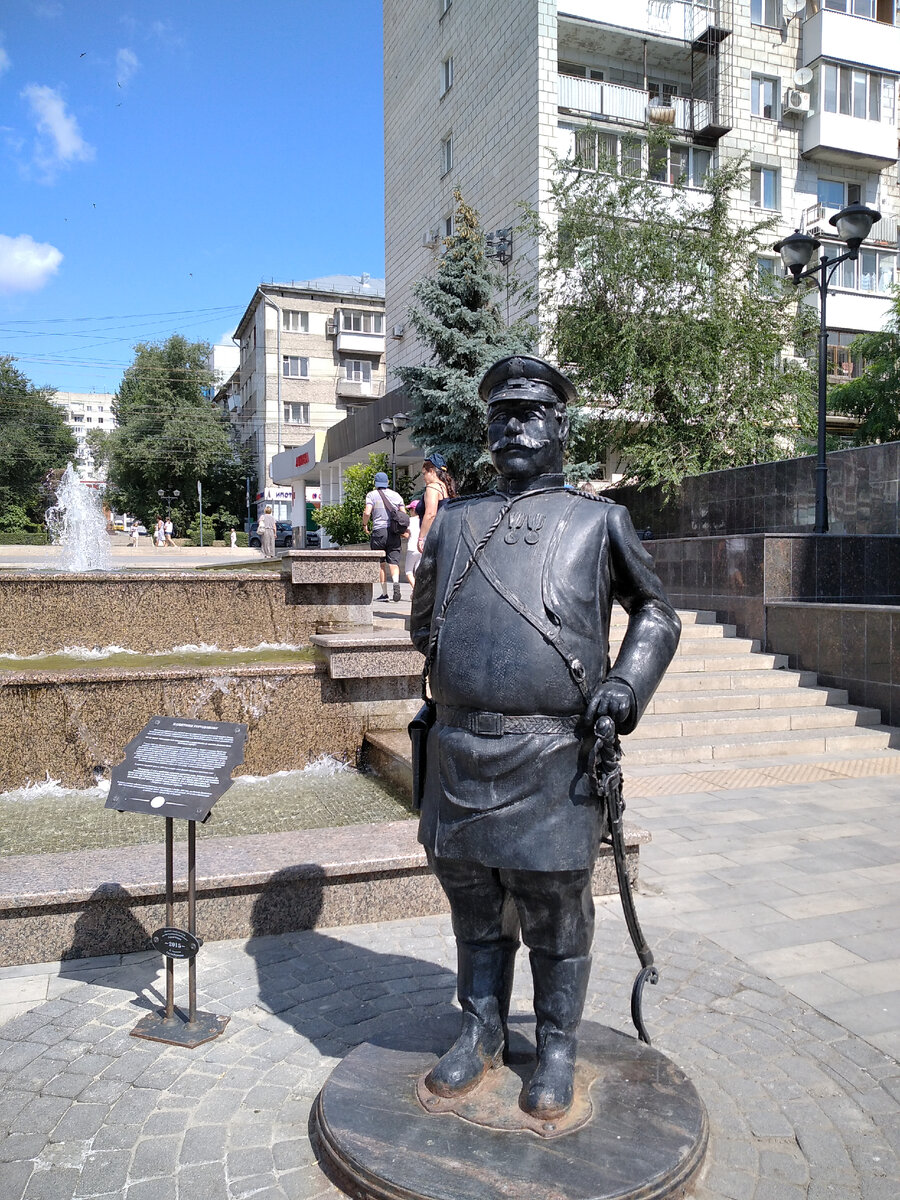 Рядом с каскадом фонтанов стоит такой вот бравый городовой. Прообразом памятника стал рельный человек - В.В.Гришин, о чем гласит табличка. Двенадцать лет мечтал снабдить горожан свежей родниковой водой, а потом на свои средства водопровод построил. А сейчас так могут?