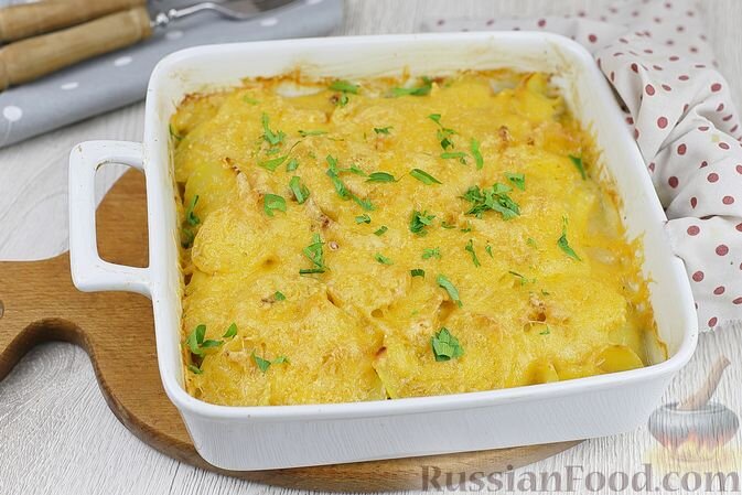 картофель, хек, лук репчатый, сметана, сыр твёрдый, сок лимона, приправа для рыбы, соль, перец чёрный молотый, масло растительное