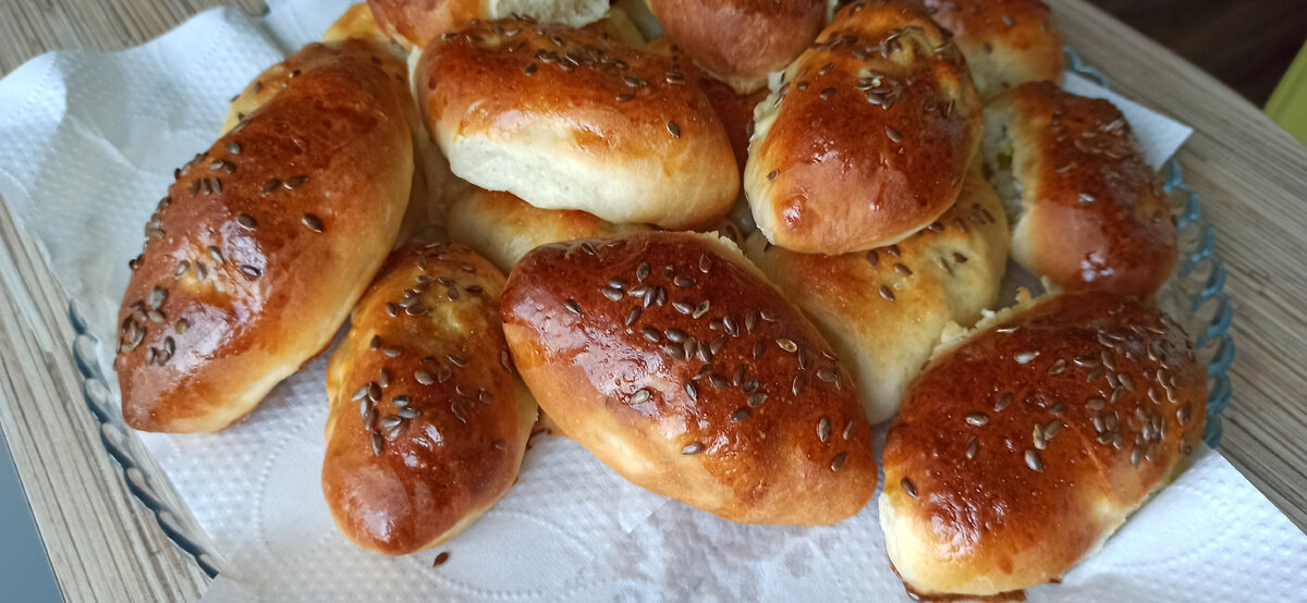 Пирожки из ржаной цельнозерновой муки с яйцами, рисом и зеленым луком