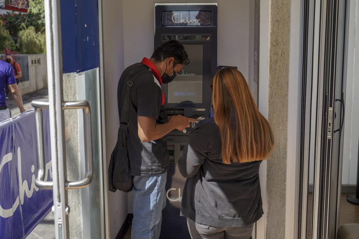 После того как правительство Сальвадора потратило более 200 миллионов долларов на установку биткоин-банкоматов и создание электронного кошелька с бесплатными биткоинами на сумму 30 долларов, большинство зарегистрировавшихся воспользовались бесплатной виртуальной валютой для покупки товаров или обмена на доллары. ФОТО: КАМИЛО ФРИДМАН/BLOOMBERG NEWS