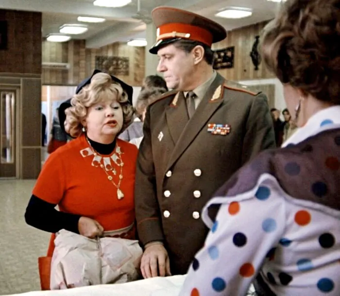 "И чего это у генералов жёны всегда такие?..." 