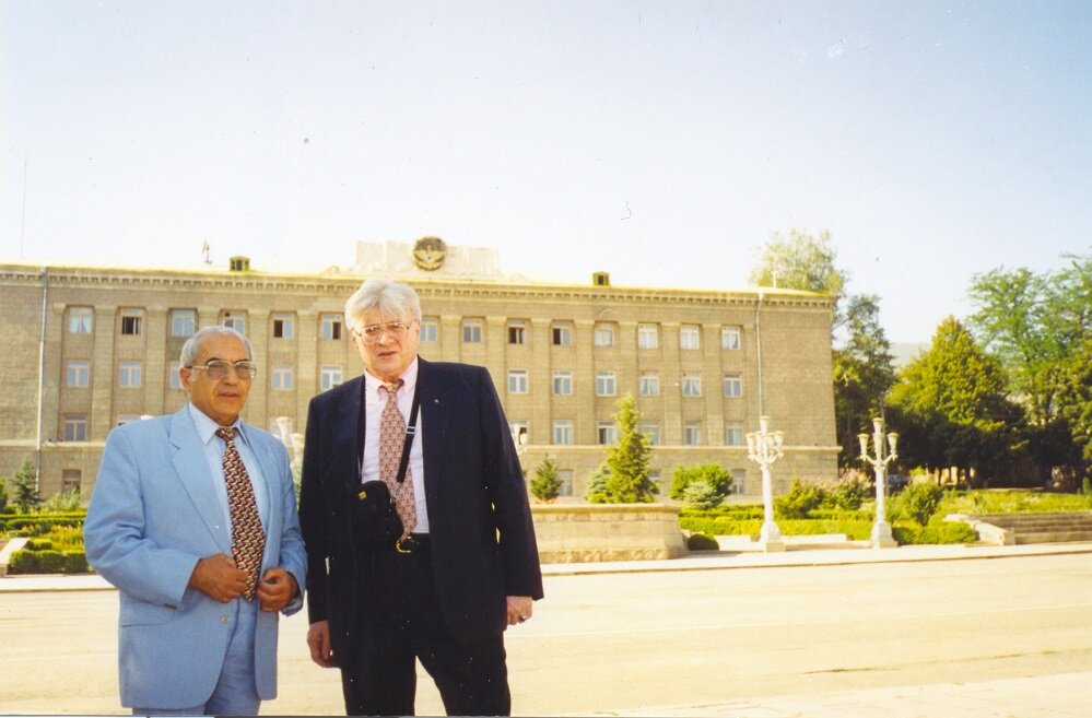 С первым послом РФ в РА Владимиром Ступишиным в   Степанакерте, сентябрь 1997 г. 