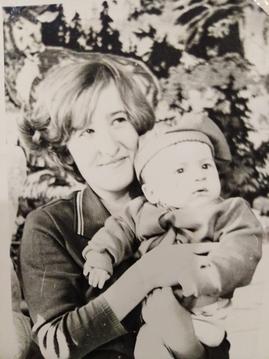 Замечательная фотография. Т. Галя с старшим сыном Сергеем