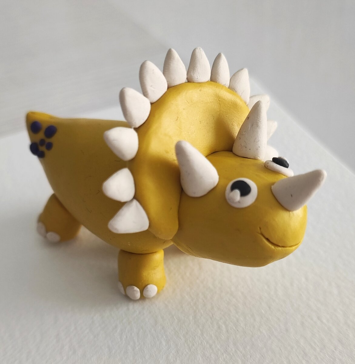 На фото готовый вариант поделки " Трицератопса".