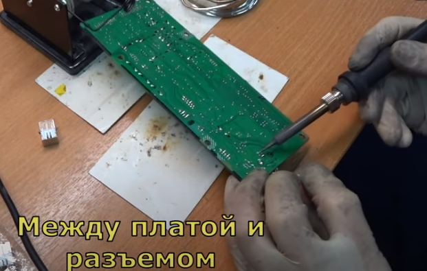 Подпихиваем зубочистку между платой и разъемом, одновременно держим сплав РОЗЕ в желеобразном состоянии при помощи паяльника. Вытаскиваем разъем из платы, подпихивая под него зубочистку с обратной стороны платы.