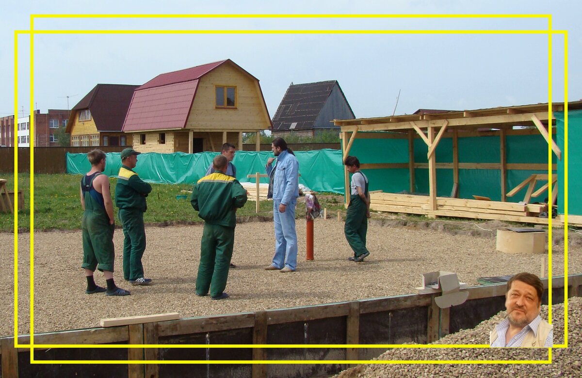 На фото я, договариваюсь с бригадой о следующем этапе работ.