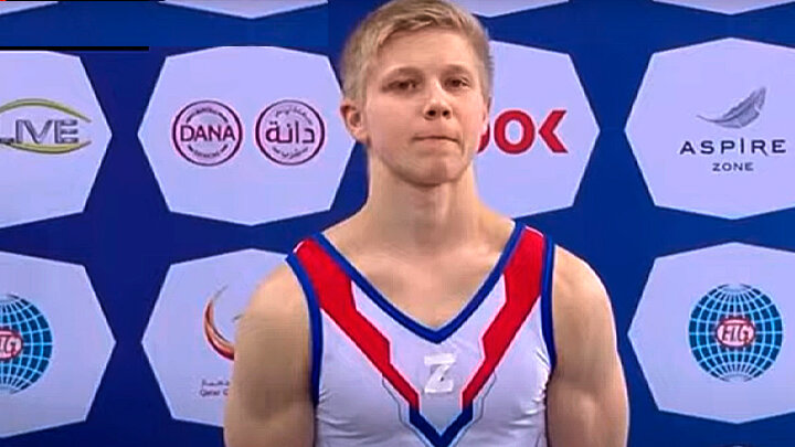 РУССКИЙ ГИМНАСТ ИВАН КУЛЯК ВЫШЕЛ НА ЦЕРЕМОНИЮ НАГРАЖДЕНИЯ В КАТАРЕ В МАЙКЕ С БУКВОЙ Z. ФОТО: СКРИНШОТ КАДРА ВИДЕО / YOUTUBE.COM