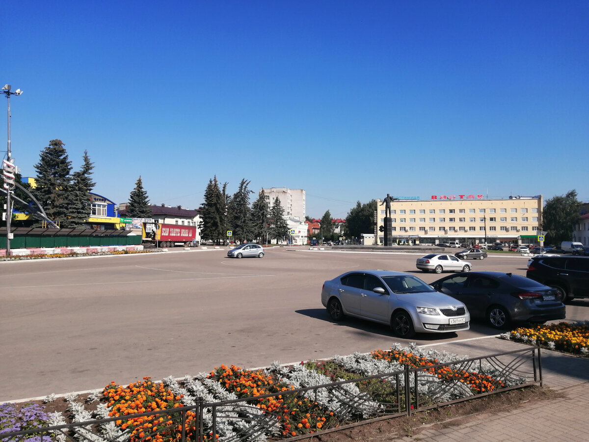 Гагарин — один из немногих городов, где на центральной площади установлен памятник Юрию Алексеевичу вместо памятника Ленину.