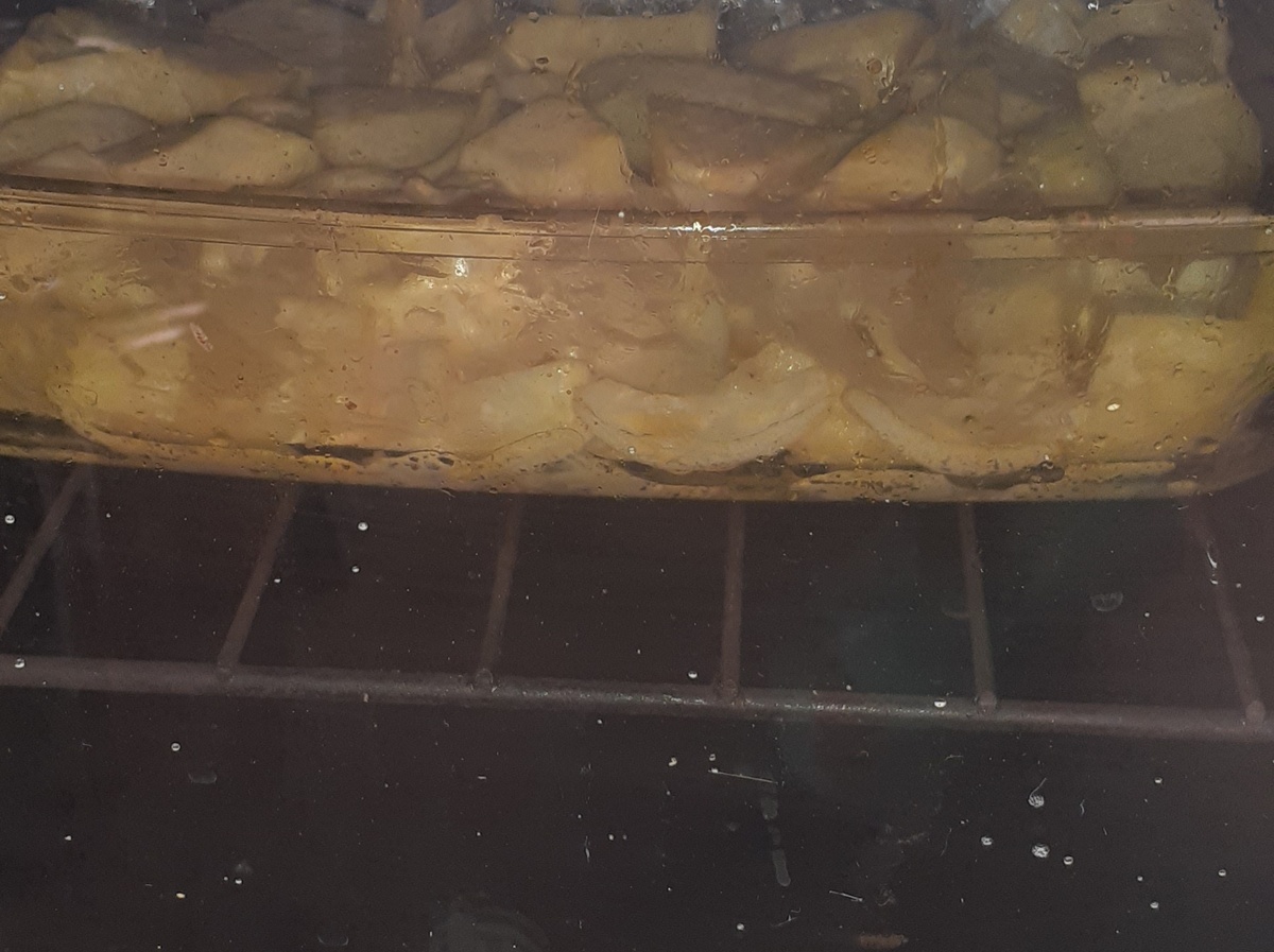 Запекается картофель с лучком в духовке