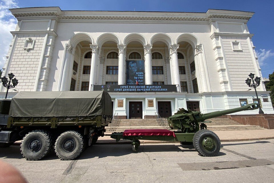     Сегодня Донецк прощался с Корсой - Ольгой Качурой, командиром реактивного дивизиона Народной милиции ДНР. Дмитрий СТЕШИН