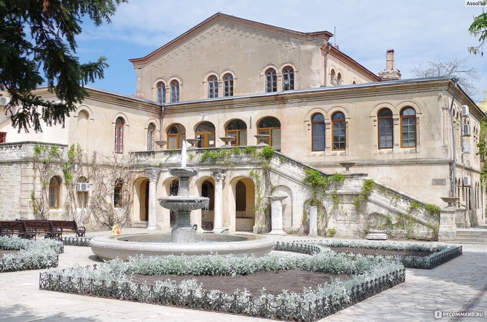 Здание Херсонесского музея-заповедника. Источник: irecommend.ru.
