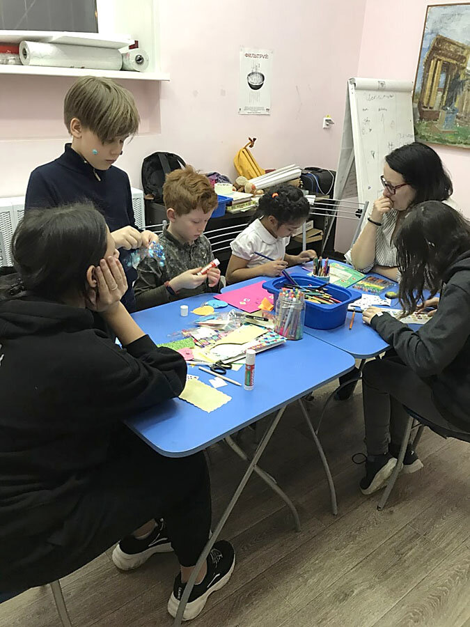 Подростки на групповом занятии с психологом АНО «Родительский центр «Подсолнух» Светланой Велицкой.