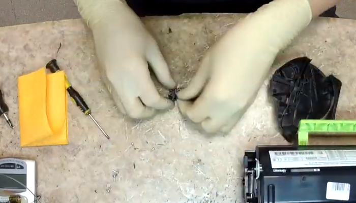 Фото 21. Удаляем остатки тонера с поверхности картриджа при помощи сервисного пылесоса