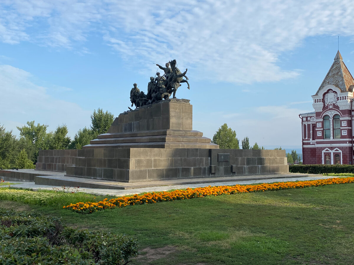 Памятник Чапаеву на одноименной площади рядом с театром.