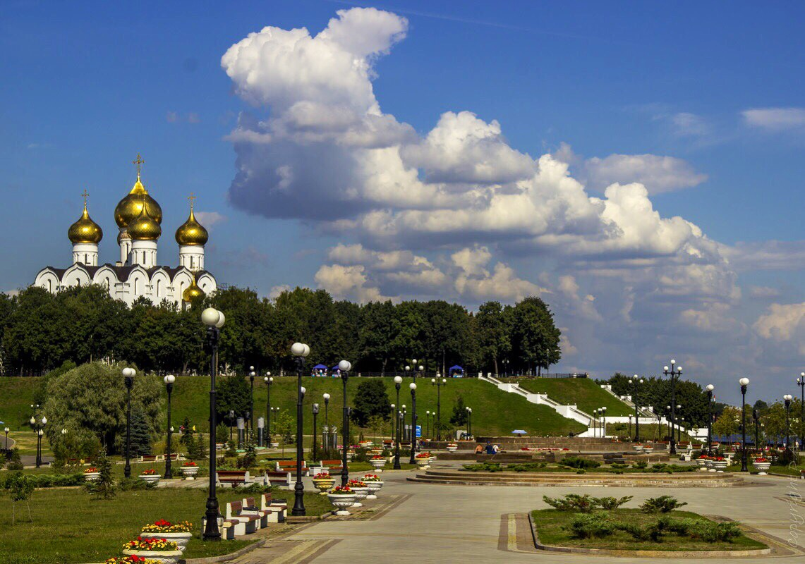 Ярославль стрелка Успенский собор. Стрелка Ярославль. Золотое кольцо России Ярославль стрелка. Волга Ярославль стрелка собор.