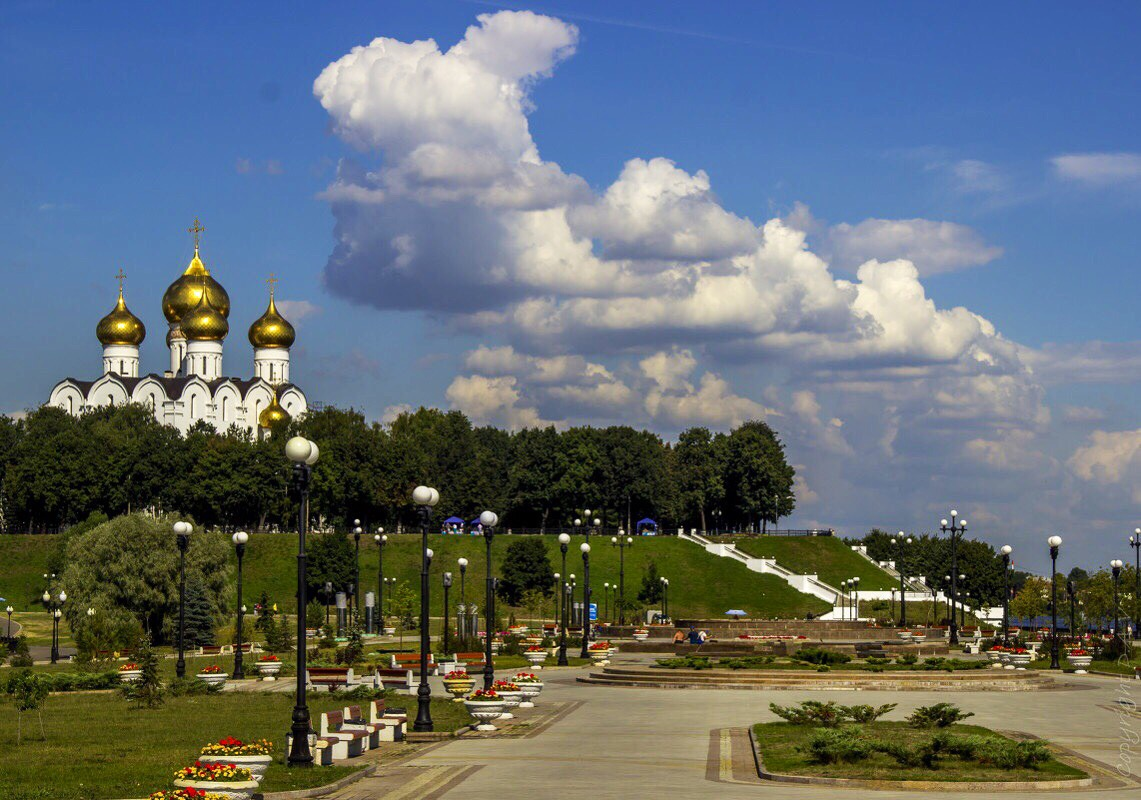 Ярославль со. Ярославль стрелка Успенский собор. Стрелка Ярославль. Золотое кольцо России Ярославль стрелка. Волга Ярославль стрелка собор.