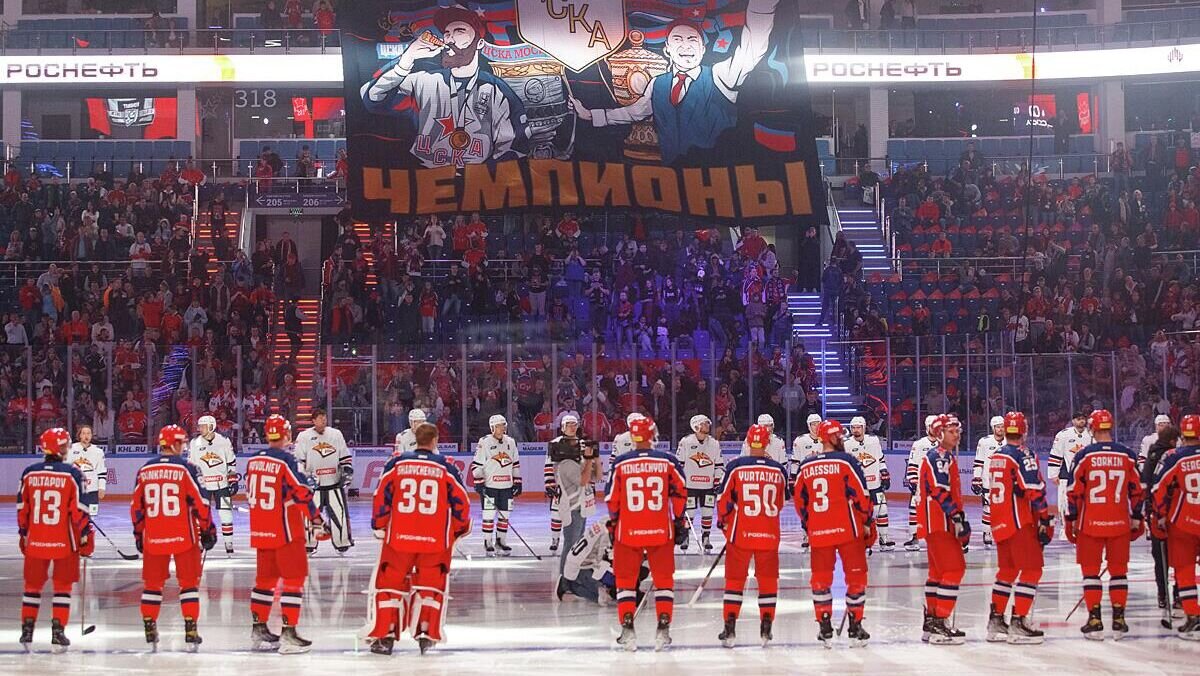    Хоккеисты и болельщики ЦСКА© Фото : cska-hockey.ru