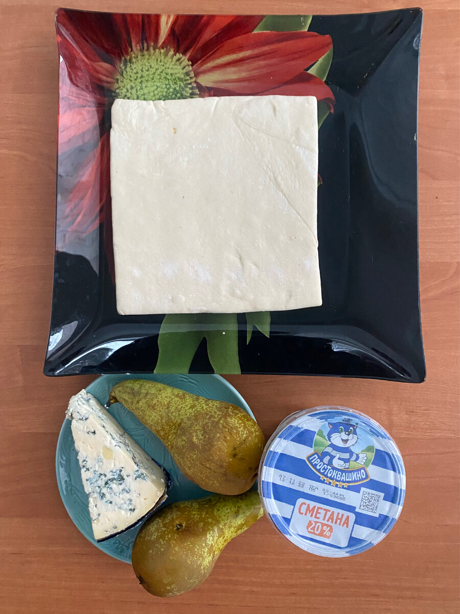 Это все ингредиенты!  На наш пирог ушла половина этого кусочка сыра и 1,5 груши. Ни тебе сахара, ни дополнительного масла
