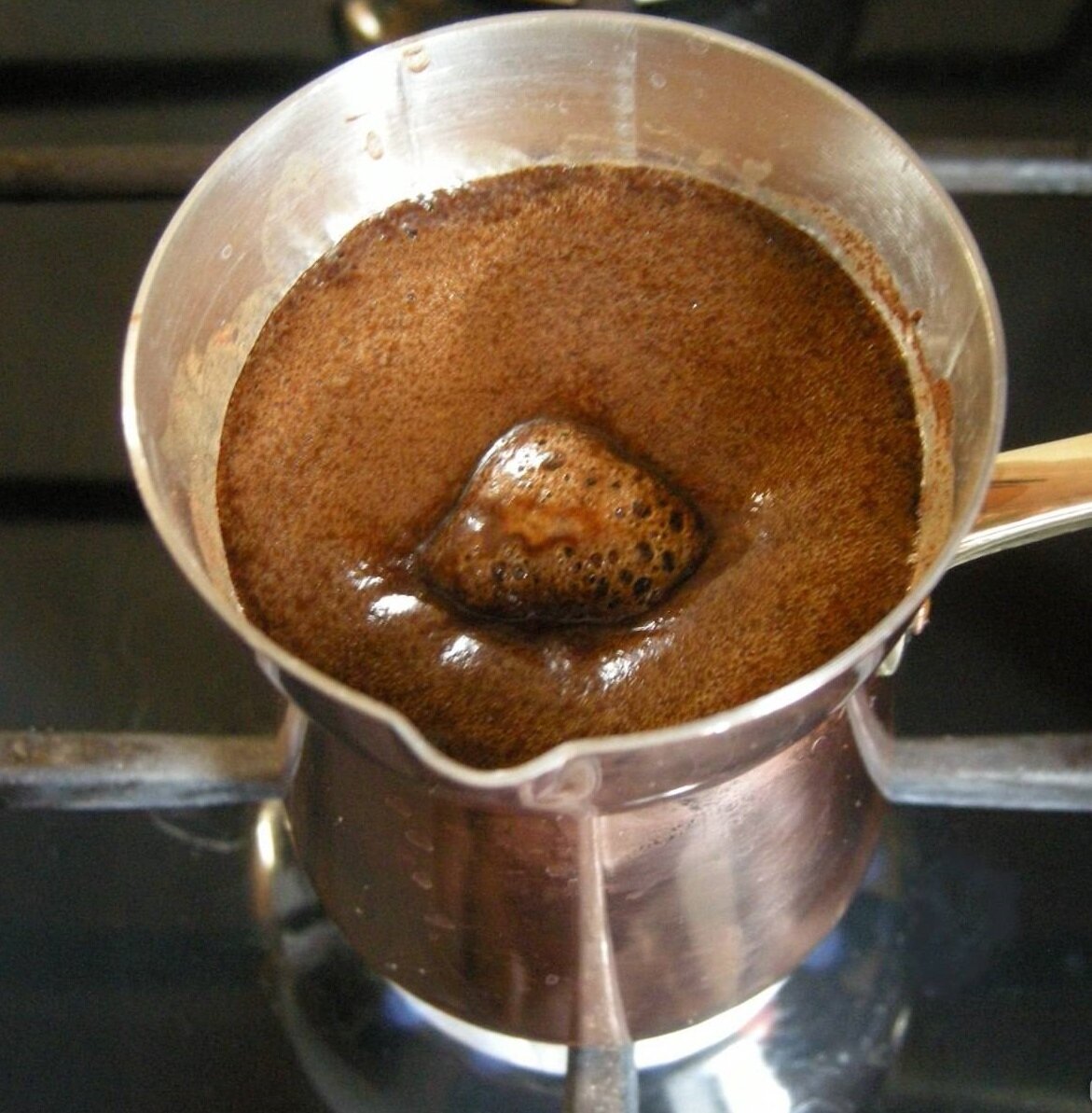 Как варить кофе в турке. Кофе в турке с пенкой. Кофе для варки в турке. Кофе турка пенка. Молотый кофе приготовление.