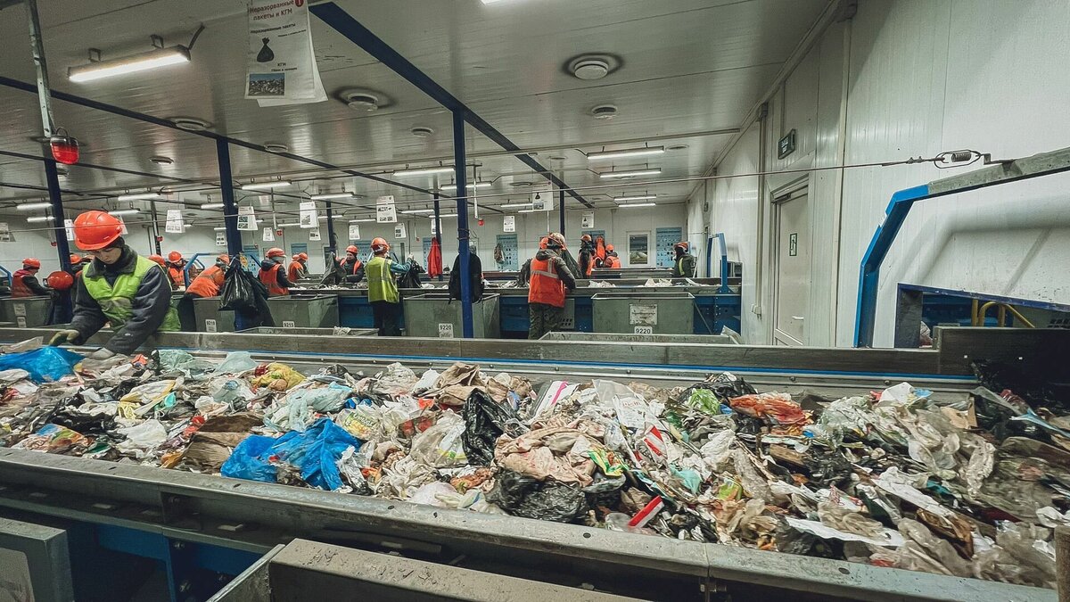     В январе 2022 года в Омске стартовал эксперимент по внедрению раздельного сбора мусорных отходов. За год на мусоросортировочные заводы отправили почти 14 тысяч тонн раздельно собранных ТКО. Число контейнерных площадок тем временем достигло 510, еще 22 оборудовали возле многоквартирных домов.