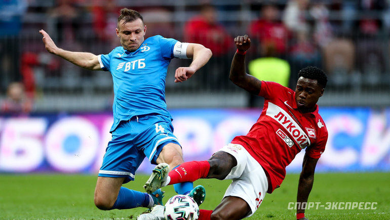    Капитан «Динамо» Сергей Паршивлюк против спартаковца Квинси Промеса в финале Кубка России-2022.Дарья Исаева