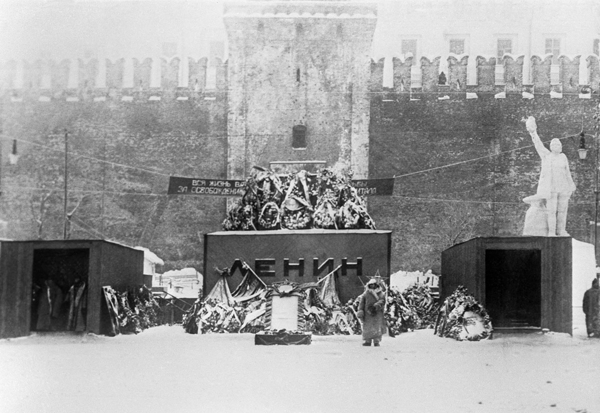 Первый деревянный мавзолей, построенный 27 января 1924 года