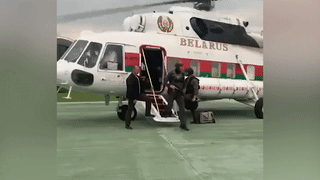 Редкая анимированная гравюра. Генрих II вместе с младшим сыном прибывает в Нормандию для подавления восстания.