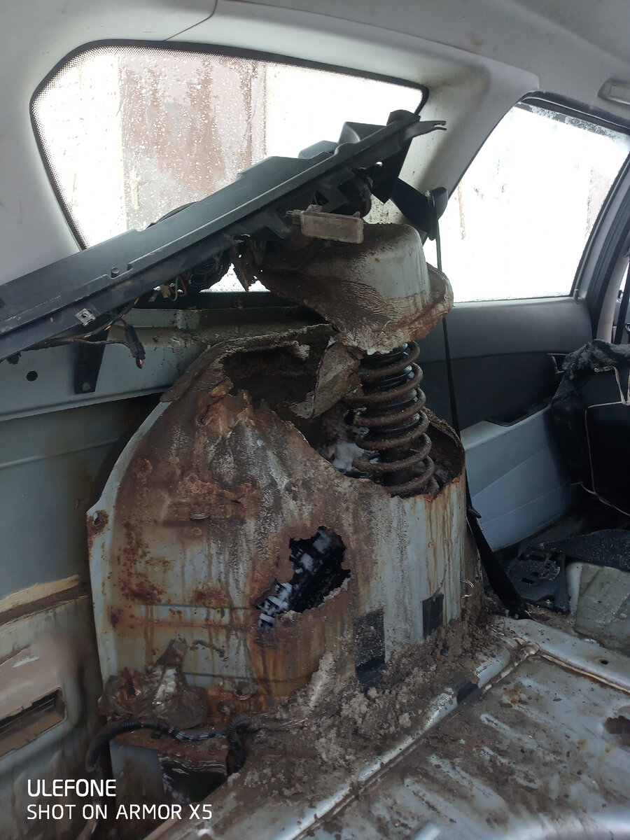 Вырванный амортизатор ударил в потолок, вырвав обшивку и пластик.. февраль 2023 год