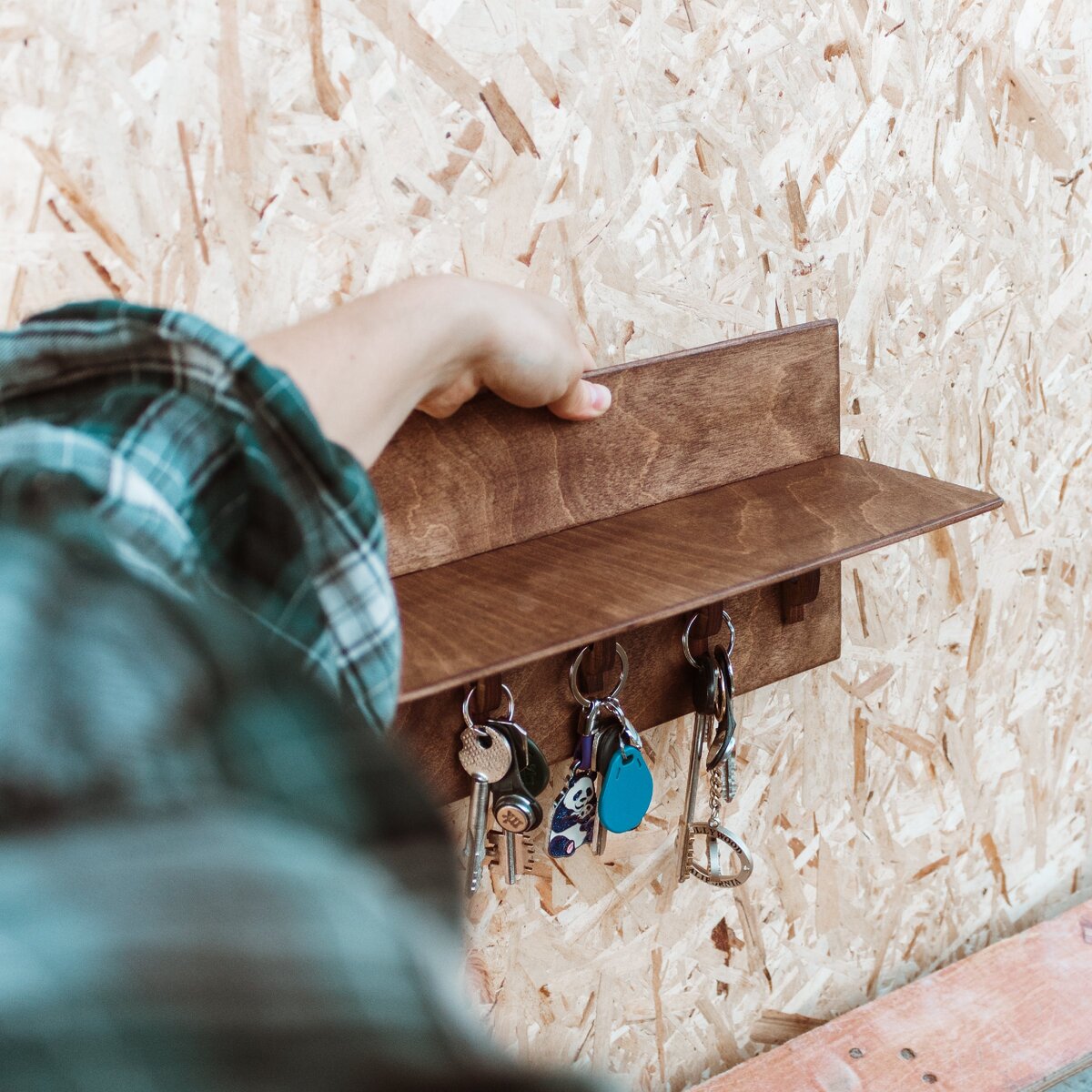 На фото: Ключница. Размеры — 30 х 18 х 10 см. Материал — фанера, покрытая воском. Цвет – мореный дуб. Цена — 500 ₽. 