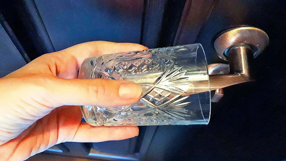 СТАКАН НА ДВЕРНОЙ РУЧКЕ