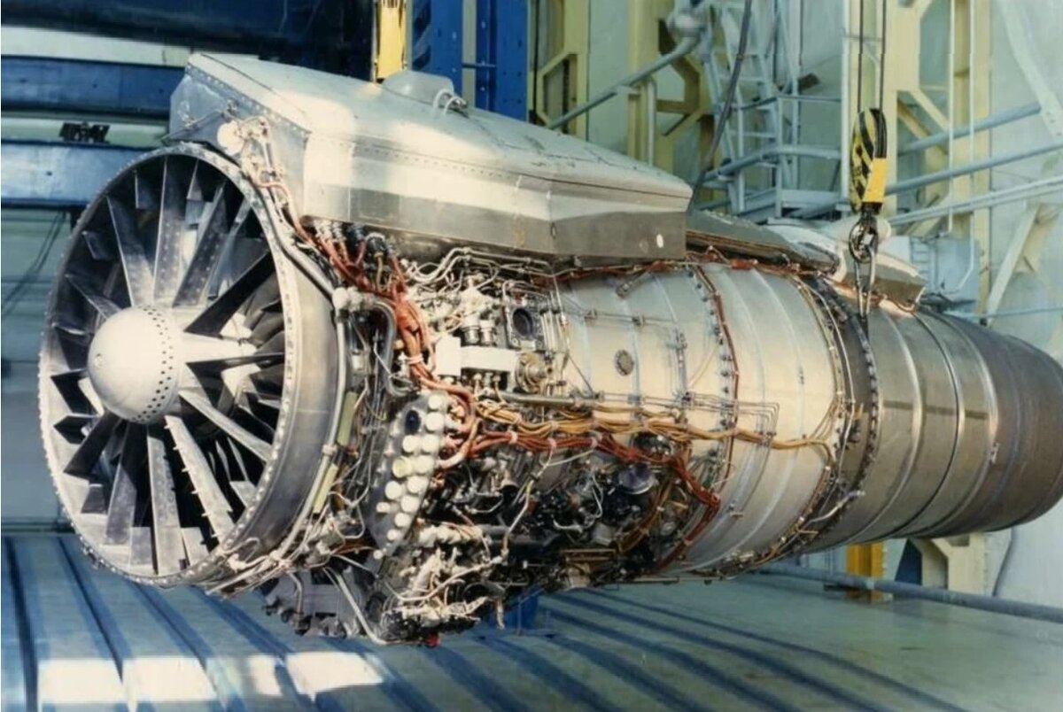 Криогенный авиадвигатель «НК-88». Сверху установлен турбонасос, работающий от воздушного потока компрессора двигателя.