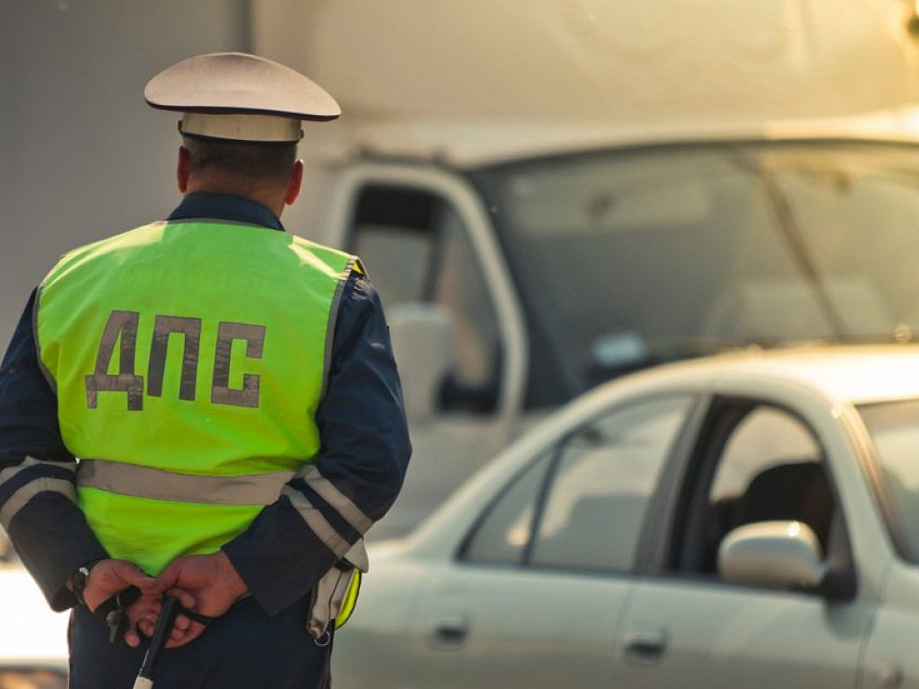 Инспектор ГИБДД высматривает кого остановить. Источник: Яндекс Картинки