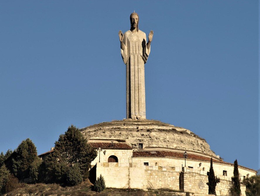 Собрал 14 самых высоких статуй Иисуса-3