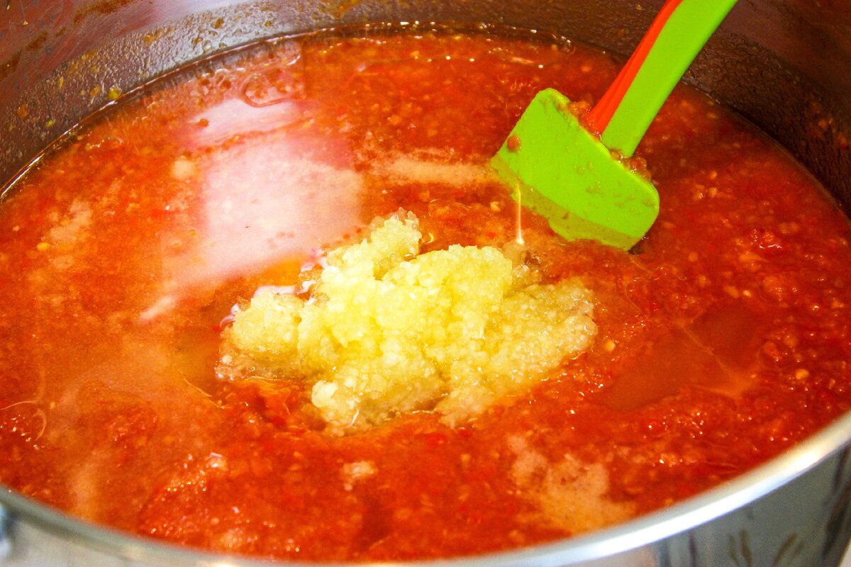 Затем добавить соль, сахар, чеснок, уксус, масло растительное, перемешать, дать закипеть и варить в течение 10 минут. 